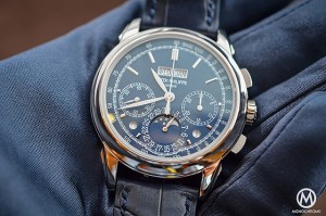 Patek-Philippe-Chronograph-Perpetual-Calendar-Blue-5270G_glove_560