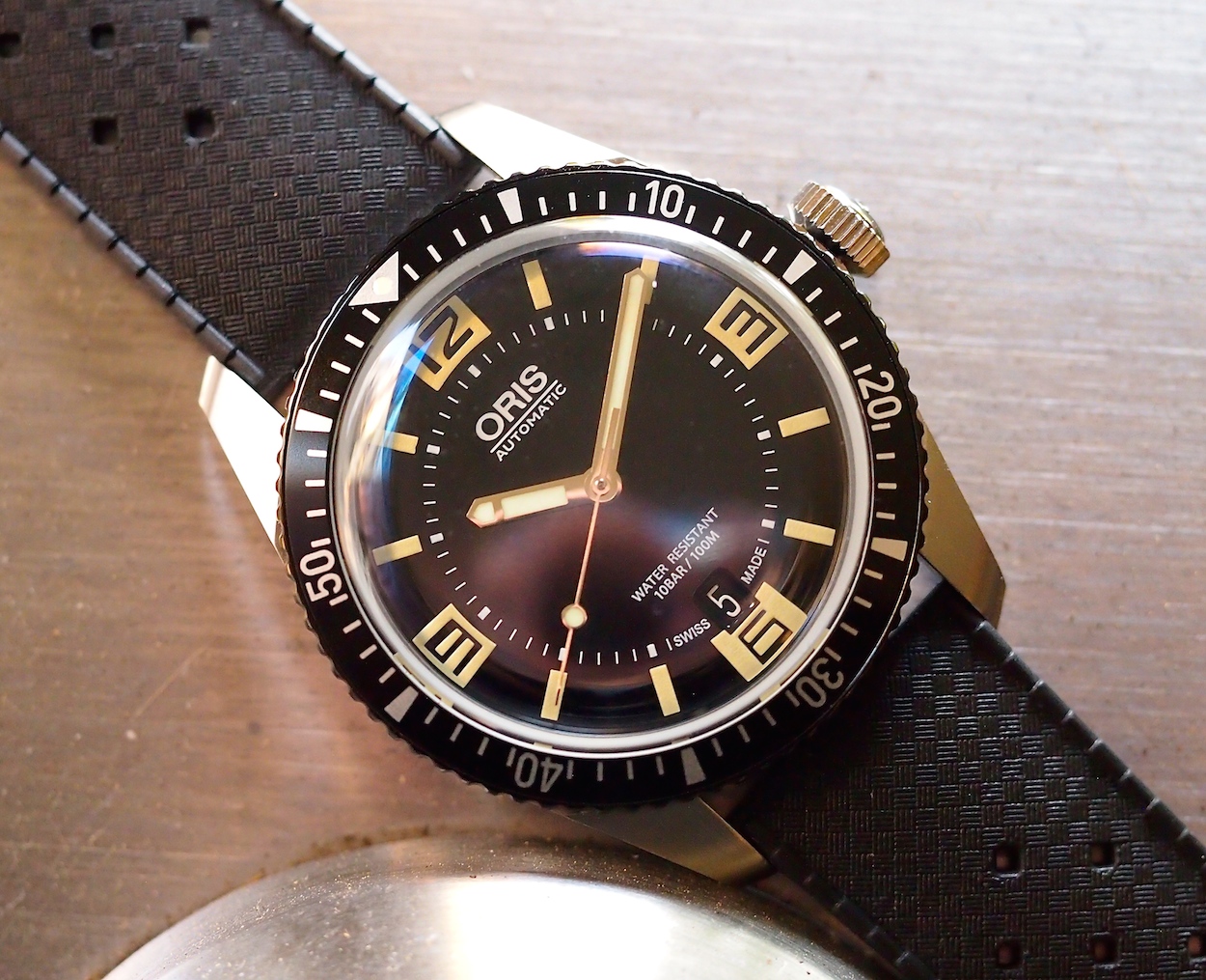 Oris Divers Sixty-Five crystal